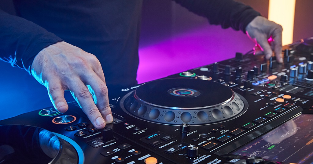 DJ 在 CDJ 上演奏