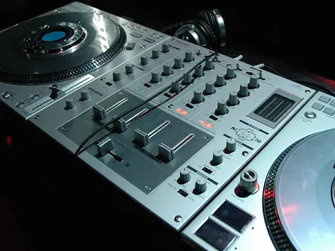 ADJ 2004